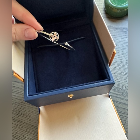 LOUIS VUITTON  Idylle Blossom Twist Bracelet, White Gold - Picture 2 of 5